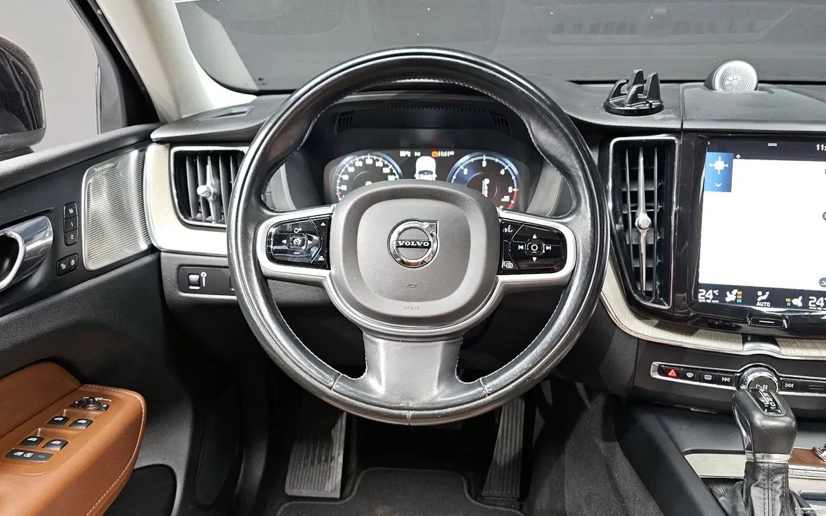 Volvo XC60 2.0 D5 Inscription, снимка 11 - Автомобили и джипове - 55013730