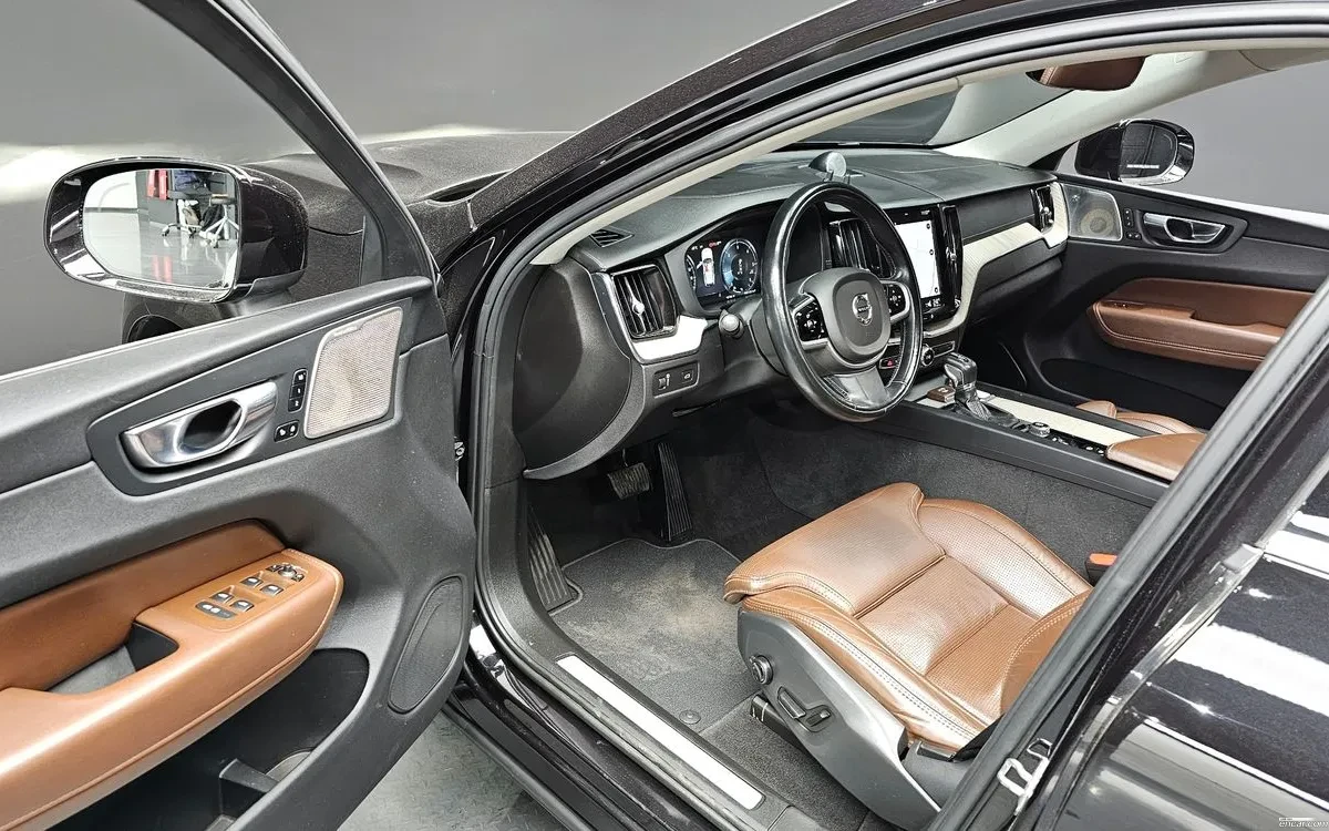 Volvo XC60 2.0 D5 Inscription, снимка 10 - Автомобили и джипове - 55013730