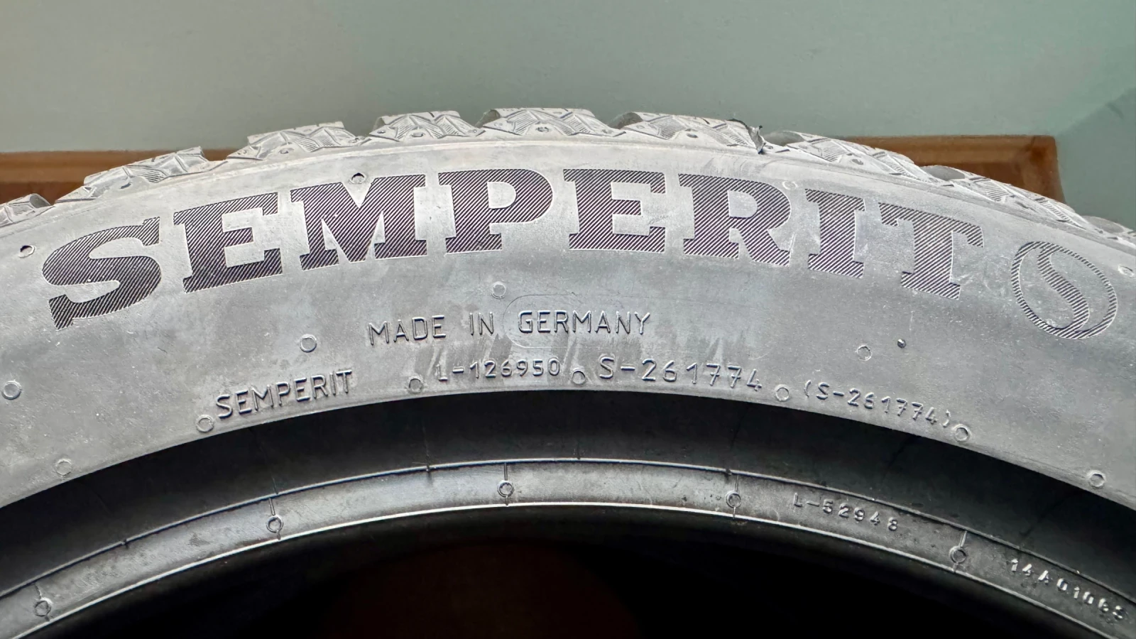 Гуми Зимни 215/50R18, снимка 4 - Гуми и джанти - 54526788