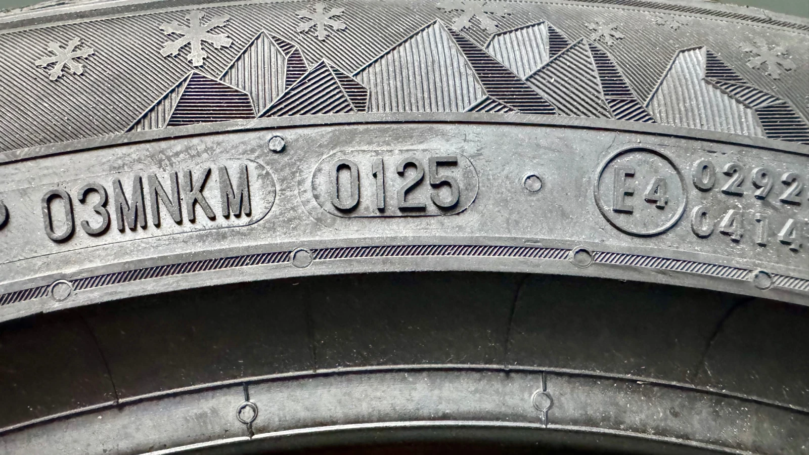 Гуми Зимни 215/50R18, снимка 2 - Гуми и джанти - 54526788