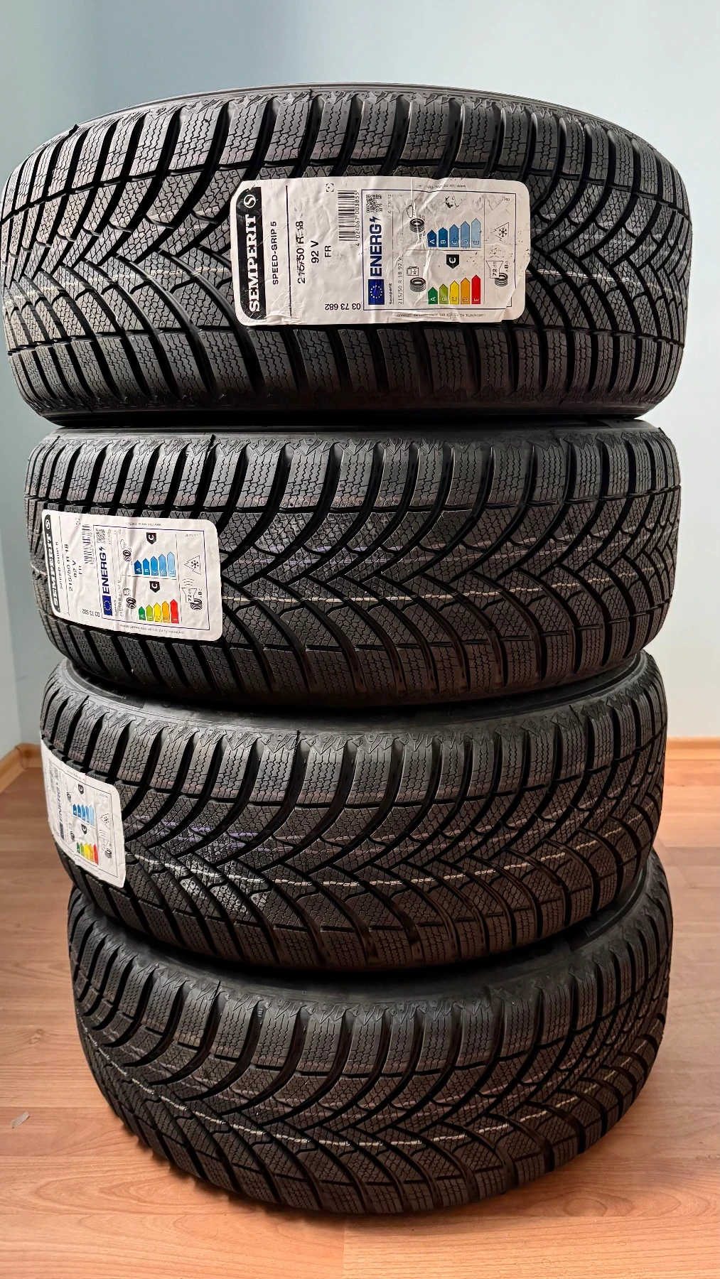 Гуми Зимни 215/50R18, снимка 3 - Гуми и джанти - 54526788