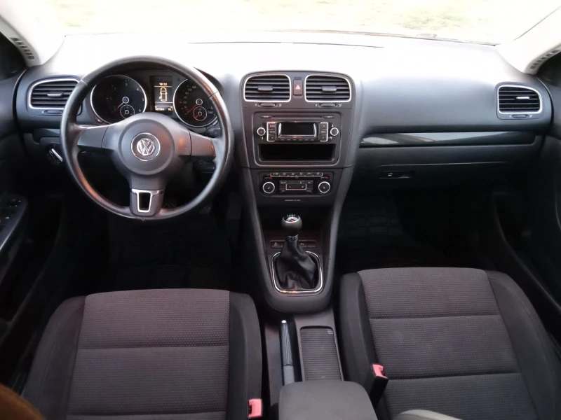 VW Golf 1.6 dci, снимка 4 - Автомобили и джипове - 46948636