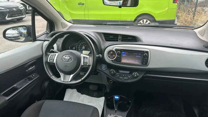 Toyota Yaris 1.5 Hybrid , снимка 12 - Автомобили и джипове - 52320855