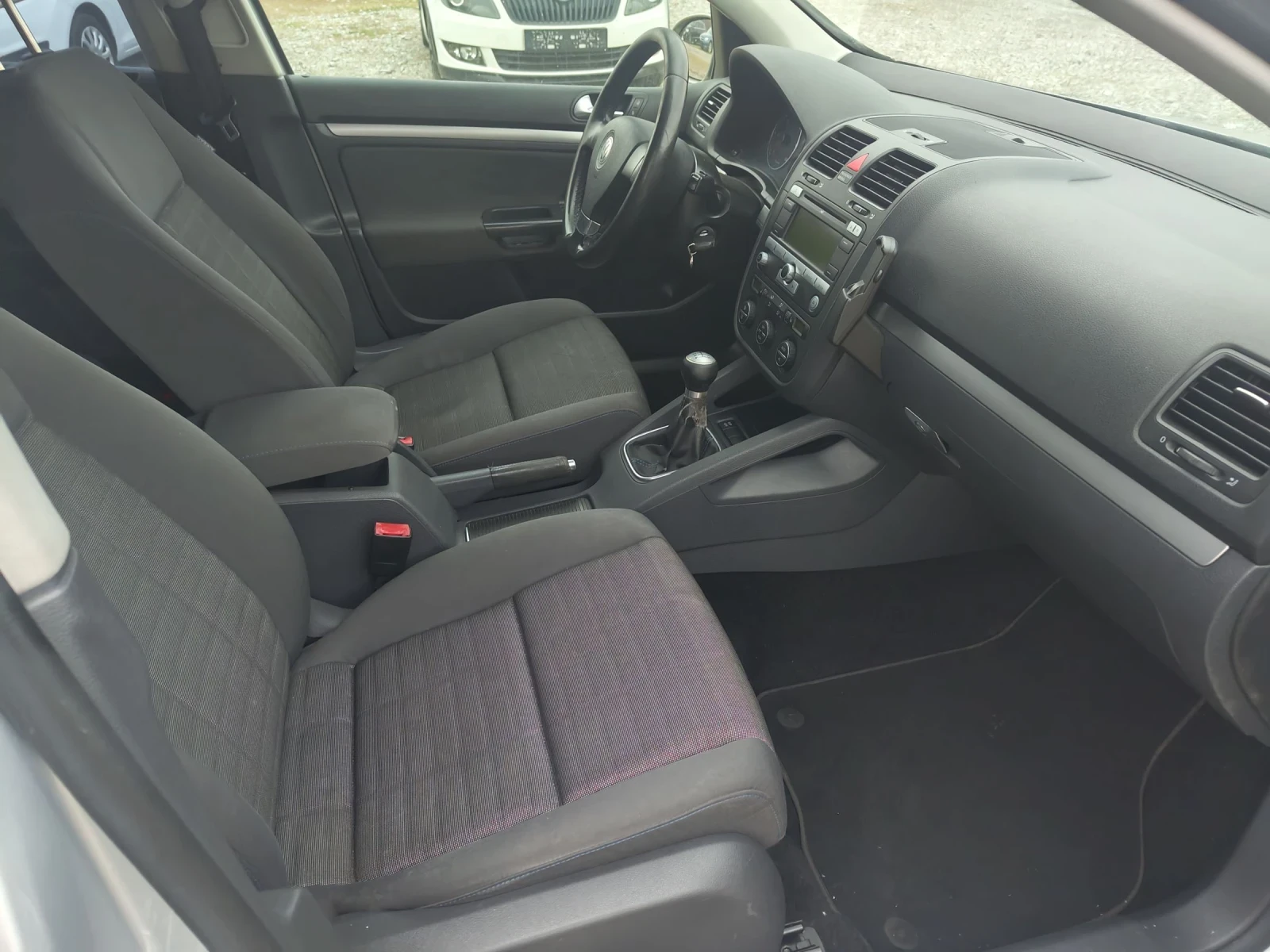 VW Golf 1.9 TDI - 6 Скорости , снимка 11 - Автомобили и джипове - 53953211