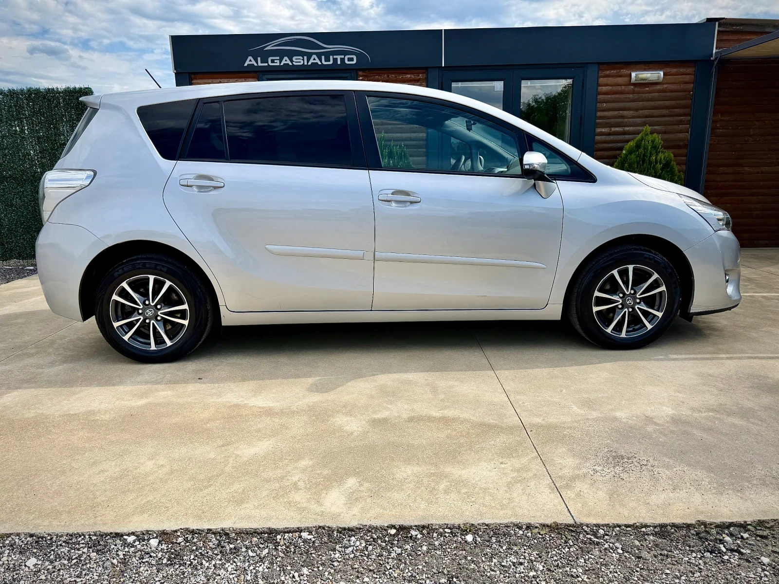 Toyota Verso 1.8 VALVEMATIC, снимка 5 - Автомобили и джипове - 54824160