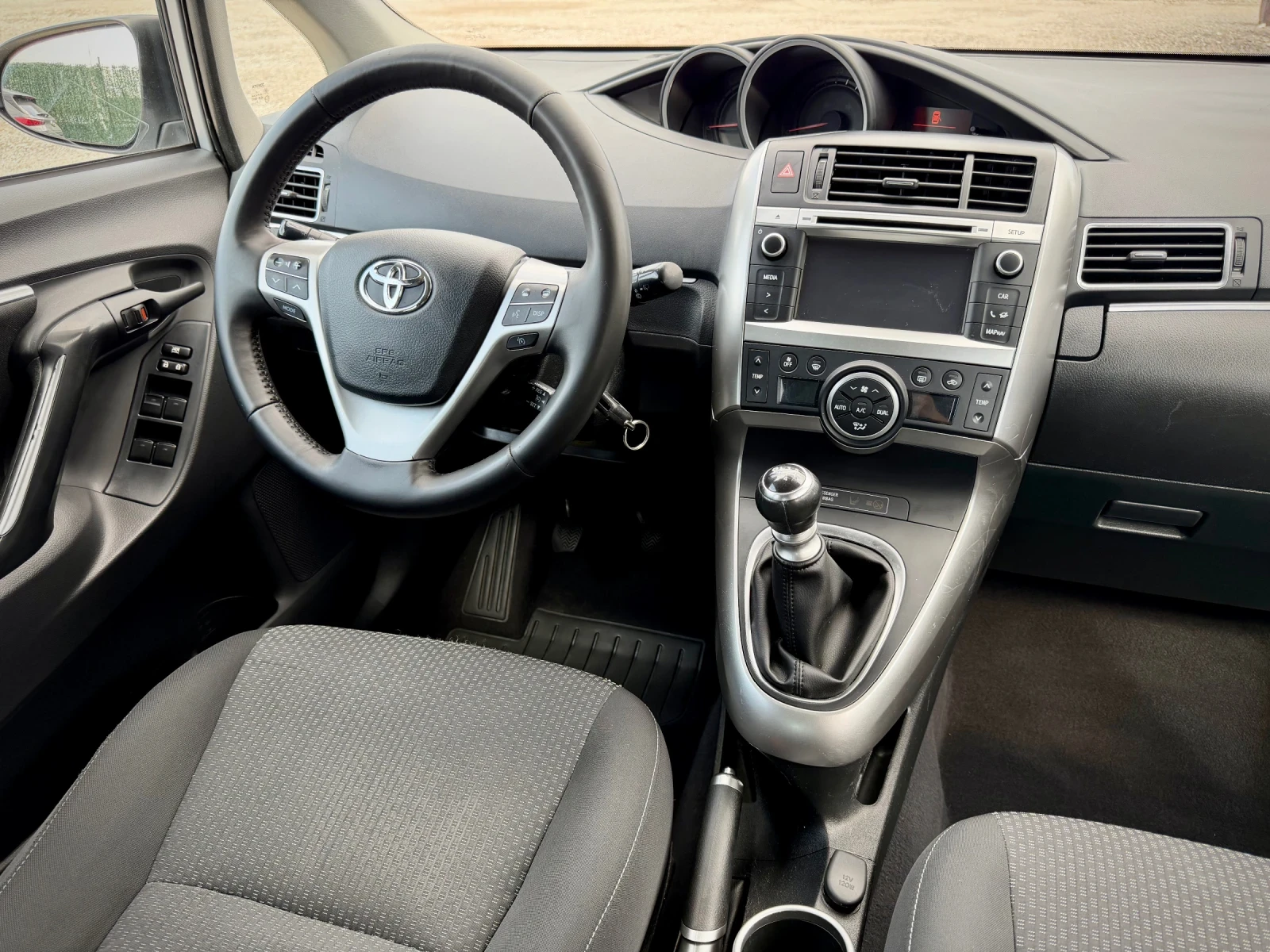 Toyota Verso 1.8 VALVEMATIC, снимка 11 - Автомобили и джипове - 54824160