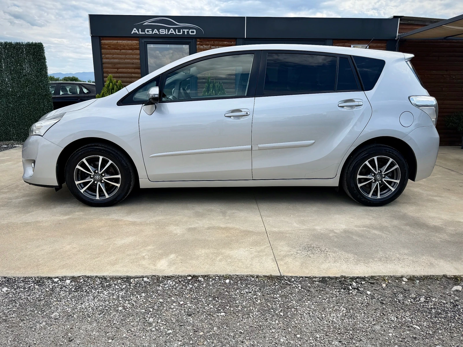 Toyota Verso 1.8 VALVEMATIC, снимка 2 - Автомобили и джипове - 54824160