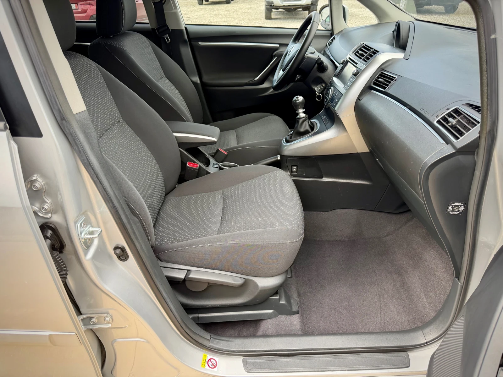 Toyota Verso 1.8 VALVEMATIC, снимка 12 - Автомобили и джипове - 54824160