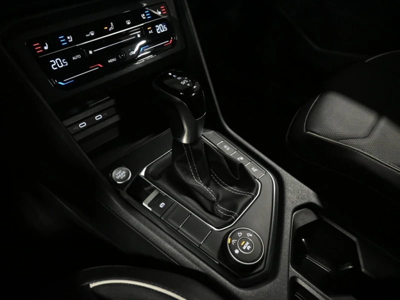 VW Tiguan Highline R-Line С РЕГИСТРАЦИЯ & АВТО КРЕДИТ, снимка 13 - Автомобили и джипове - 53272089