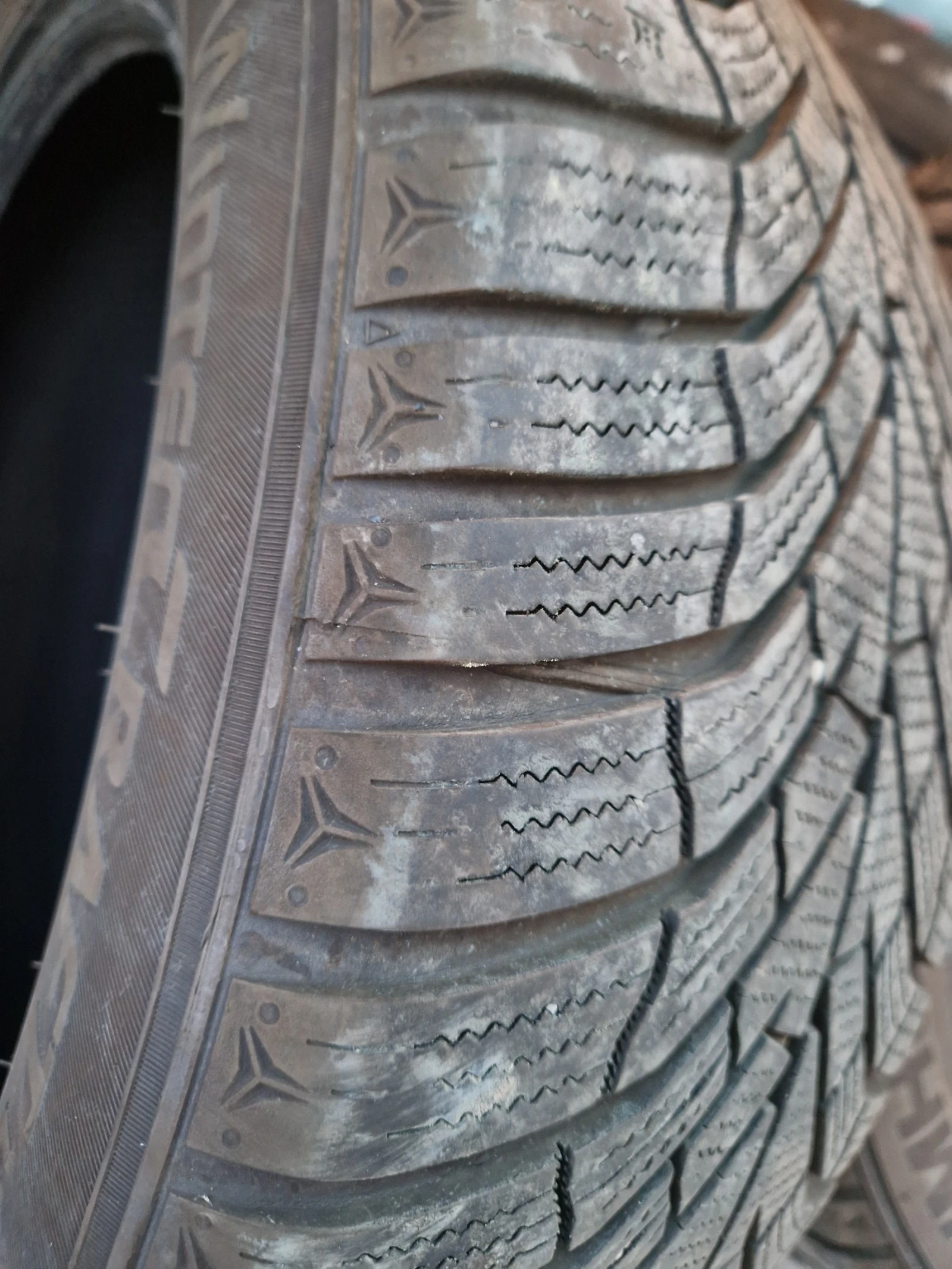 Гуми Зимни 225/55R17, снимка 4 - Гуми и джанти - 55246864