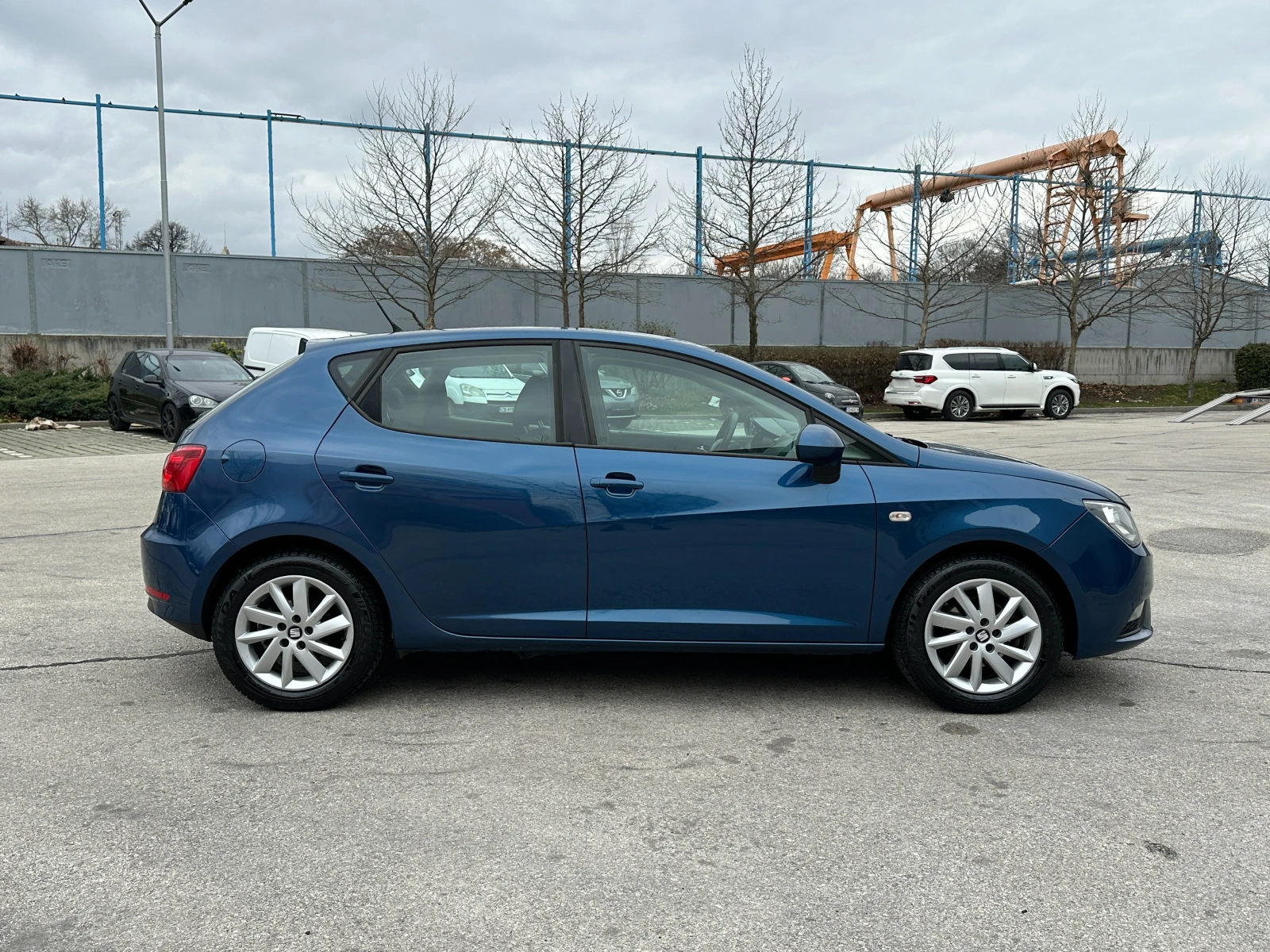 Seat Ibiza Газ.инжекцион, снимка 5 - Автомобили и джипове - 53914741