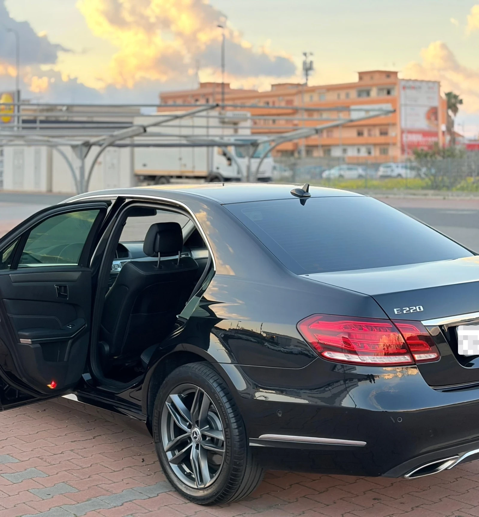 Mercedes-Benz E 220 BlueTEC Automatic Premium, снимка 4 - Автомобили и джипове - 53996747