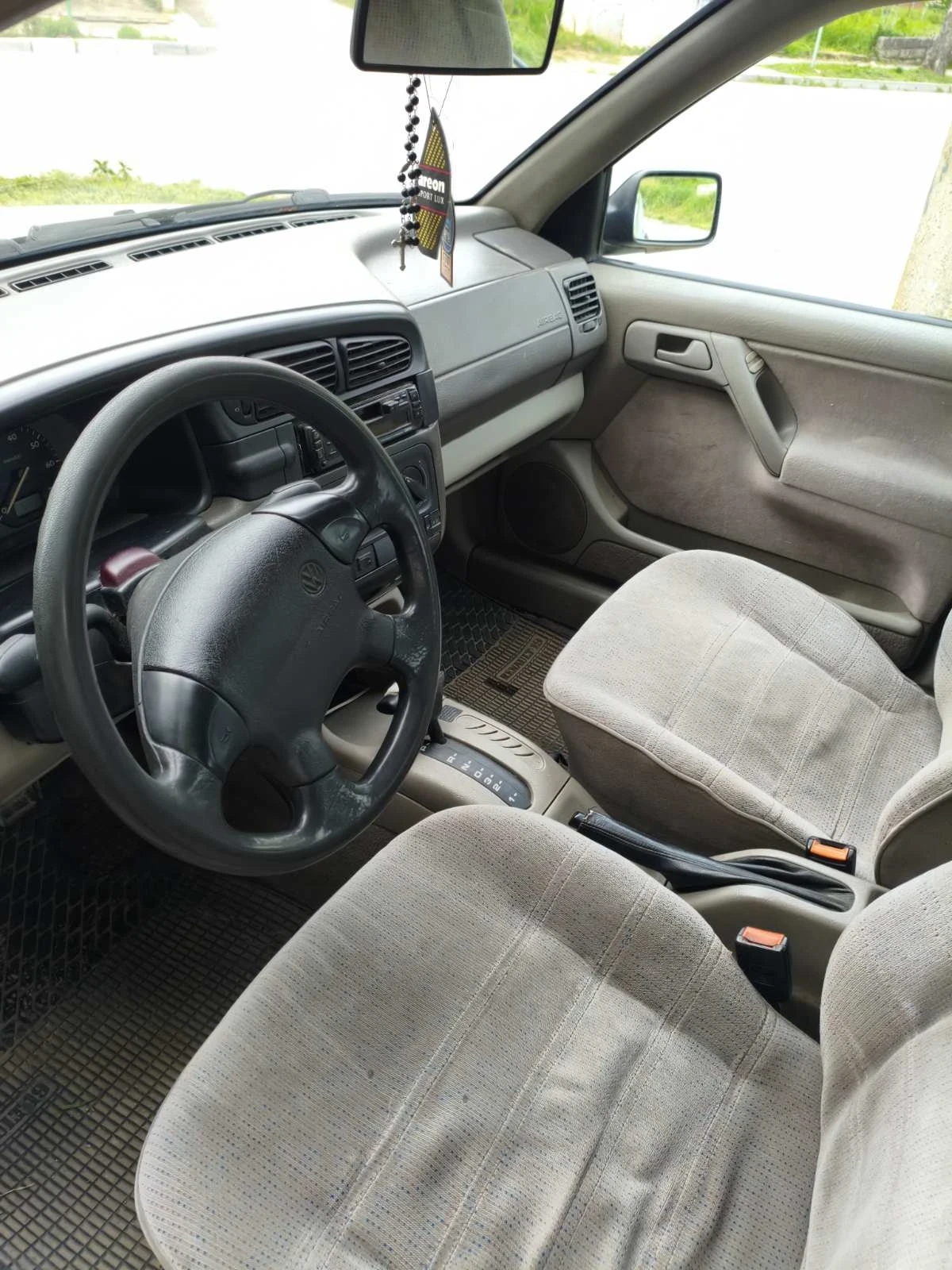 VW Vento, снимка 4 - Автомобили и джипове - 54527448