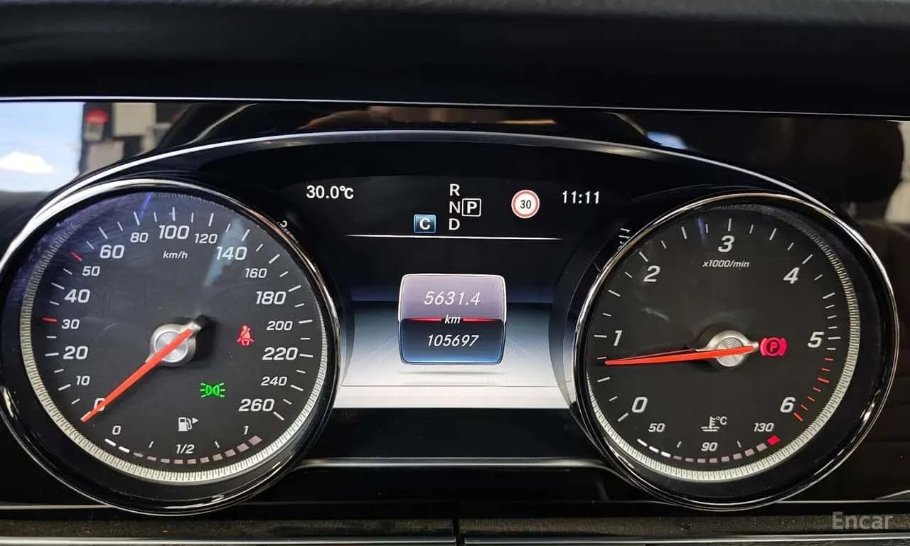 Mercedes-Benz E 220 d 4MATIC Avantgarde , снимка 8 - Автомобили и джипове - 56319131