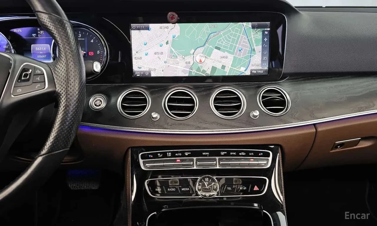 Mercedes-Benz E 220 d 4MATIC Avantgarde , снимка 14 - Автомобили и джипове - 56319131