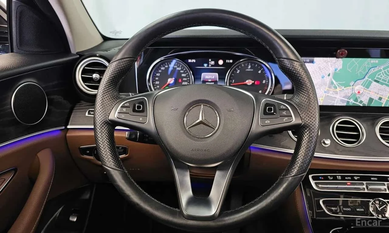 Mercedes-Benz E 220 d 4MATIC Avantgarde , снимка 13 - Автомобили и джипове - 56319131