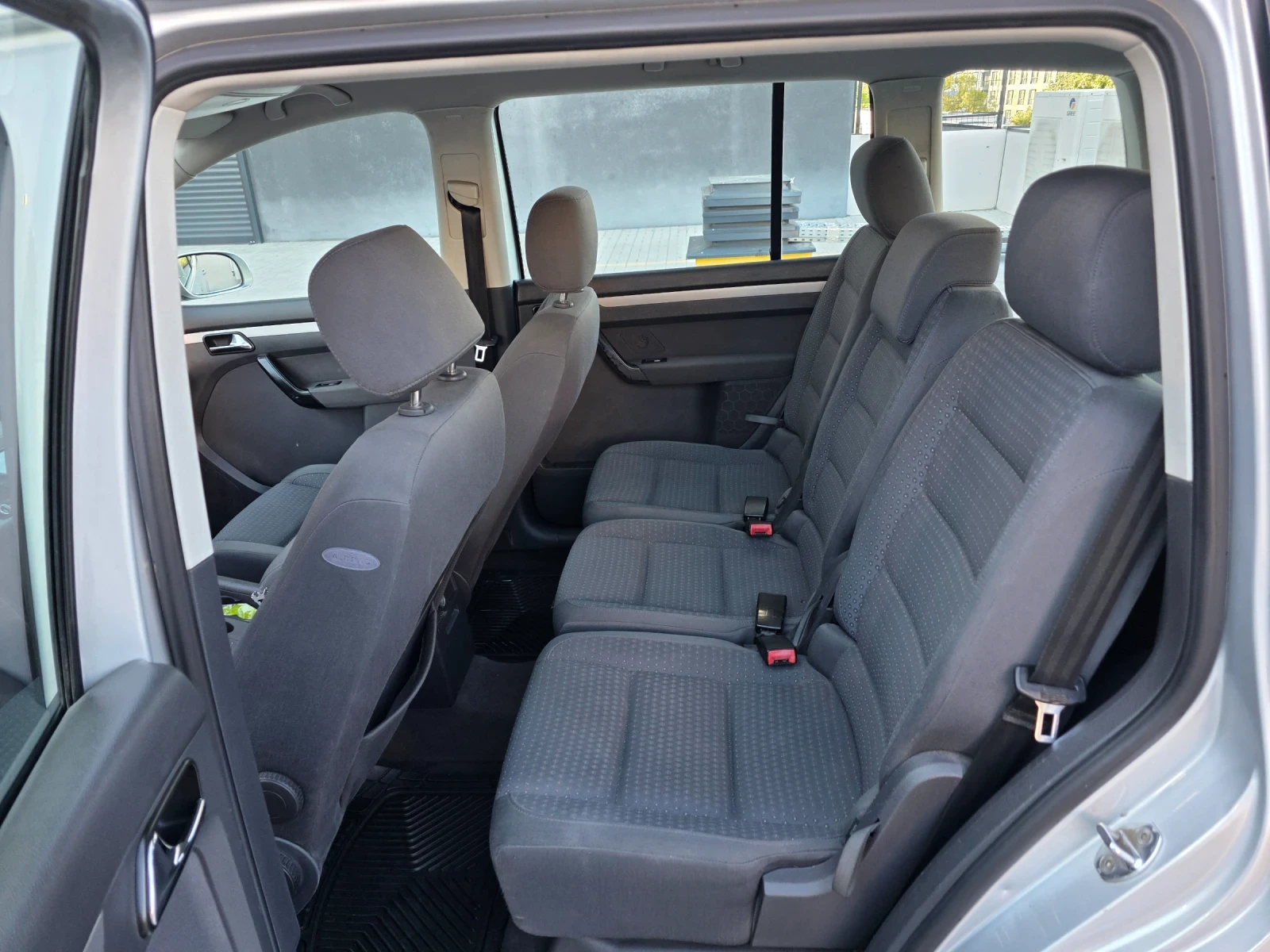 VW Touran 2.0 TDI, снимка 9 - Автомобили и джипове - 55743122