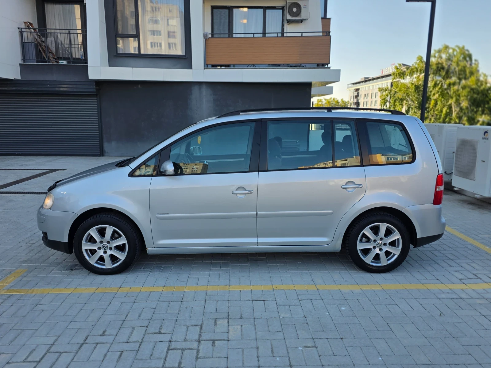 VW Touran 2.0 TDI, снимка 3 - Автомобили и джипове - 55743122
