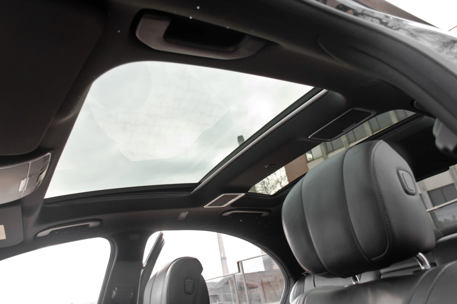 Mercedes-Benz S 500 BRABUS/7G/HUD/PANO/20, снимка 17 - Автомобили и джипове - 55989816
