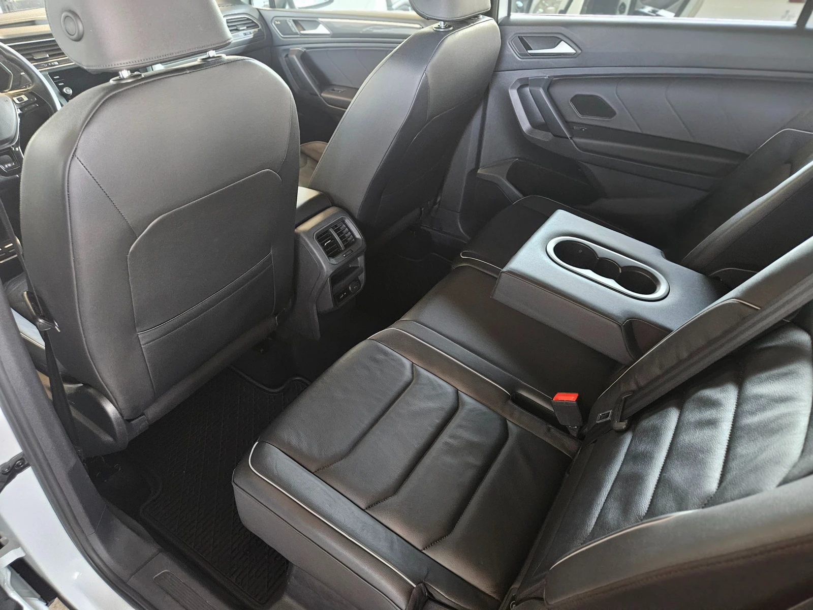 VW Tiguan R-LINE 4х4 7местен 360 DIST DIGITAL LED, снимка 12 - Автомобили и джипове - 54349285