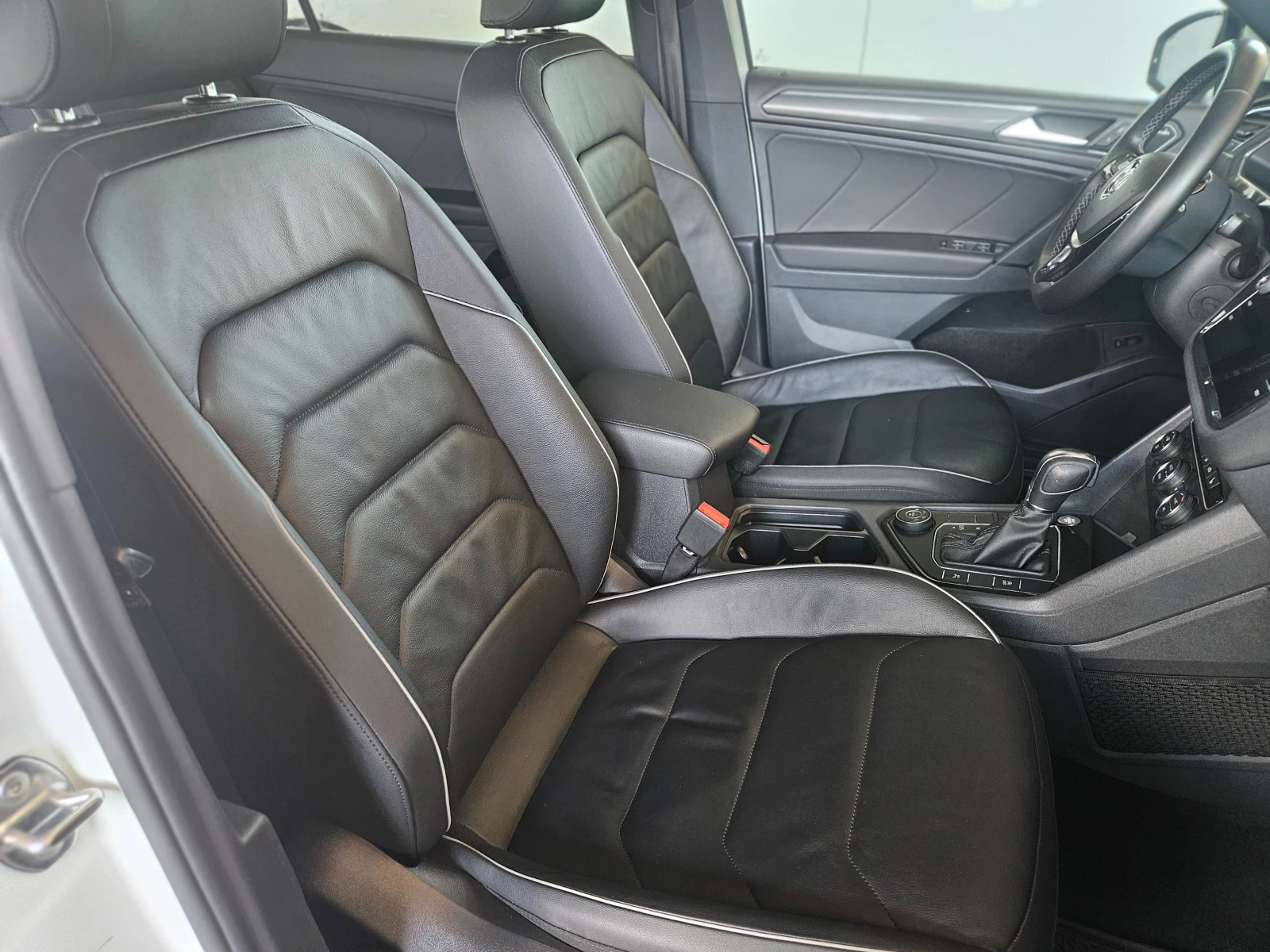 VW Tiguan R-LINE 4х4 7местен 360 DIST DIGITAL LED, снимка 11 - Автомобили и джипове - 54349285