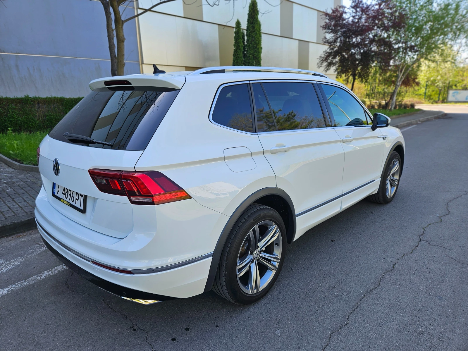 VW Tiguan R-LINE 4х4 7местен 360 DIST DIGITAL LED, снимка 6 - Автомобили и джипове - 54349285