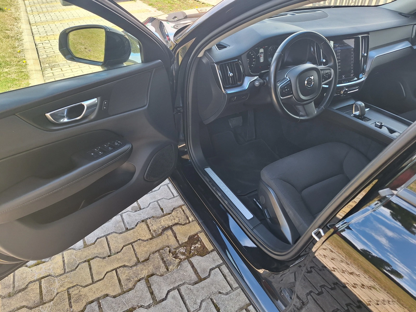 Volvo V60 Mild Hibrid, снимка 5 - Автомобили и джипове - 54067219