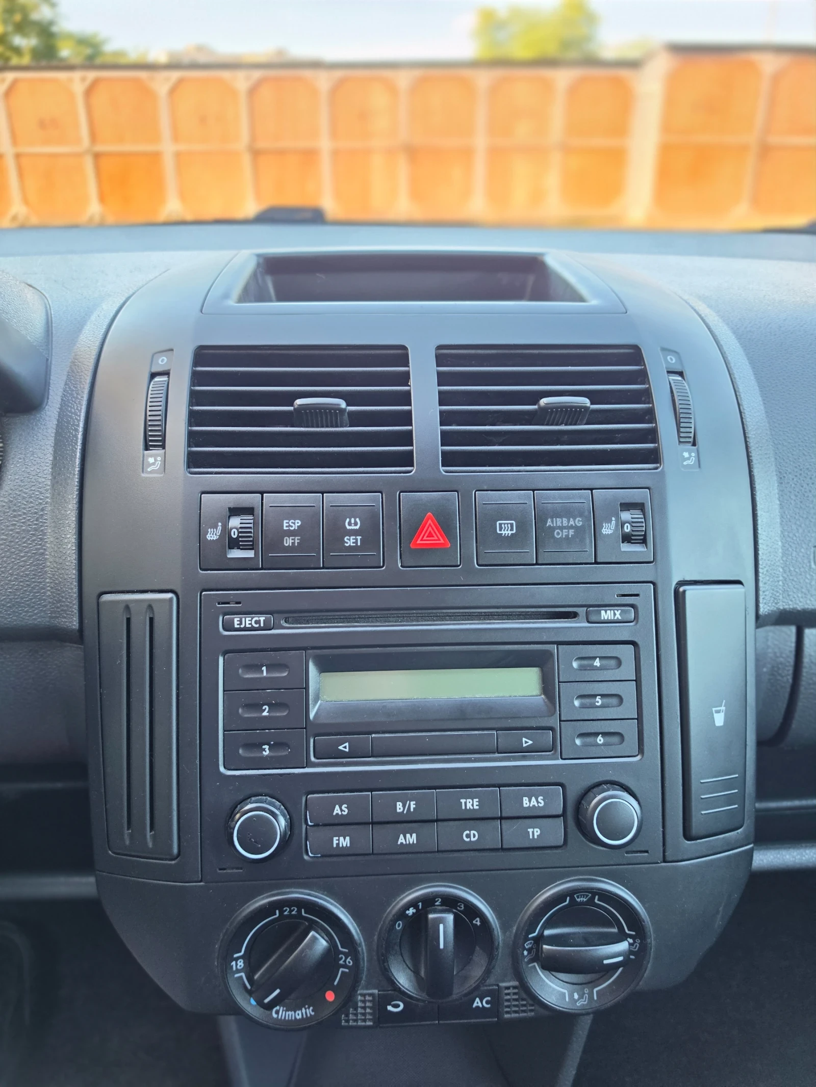 VW Polo 1.4i Germany   КАТО НОВО !, снимка 11 - Автомобили и джипове - 54713732