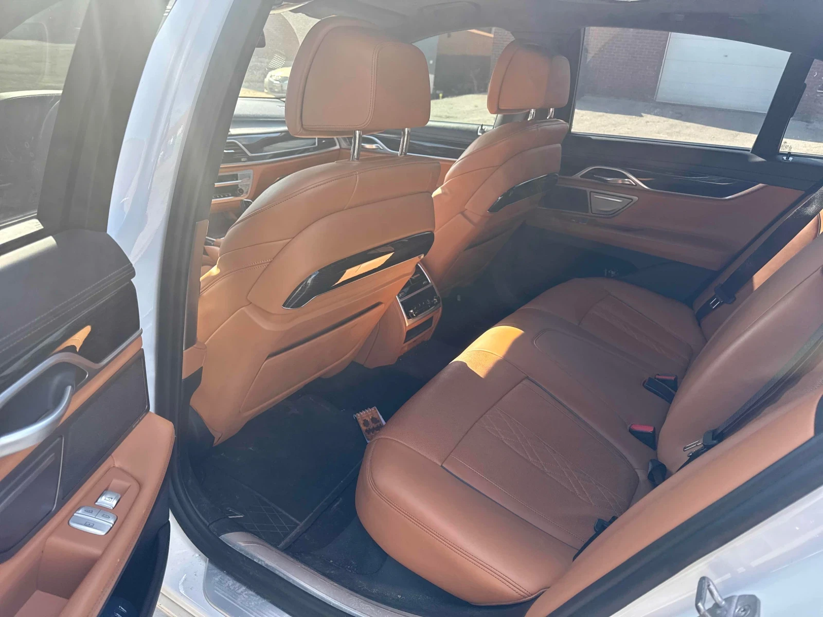 BMW 750 xDrive / KEYLESS / БЕЗ ИНЦИДЕНТИ / CARFAX, снимка 13 - Автомобили и джипове - 55187361
