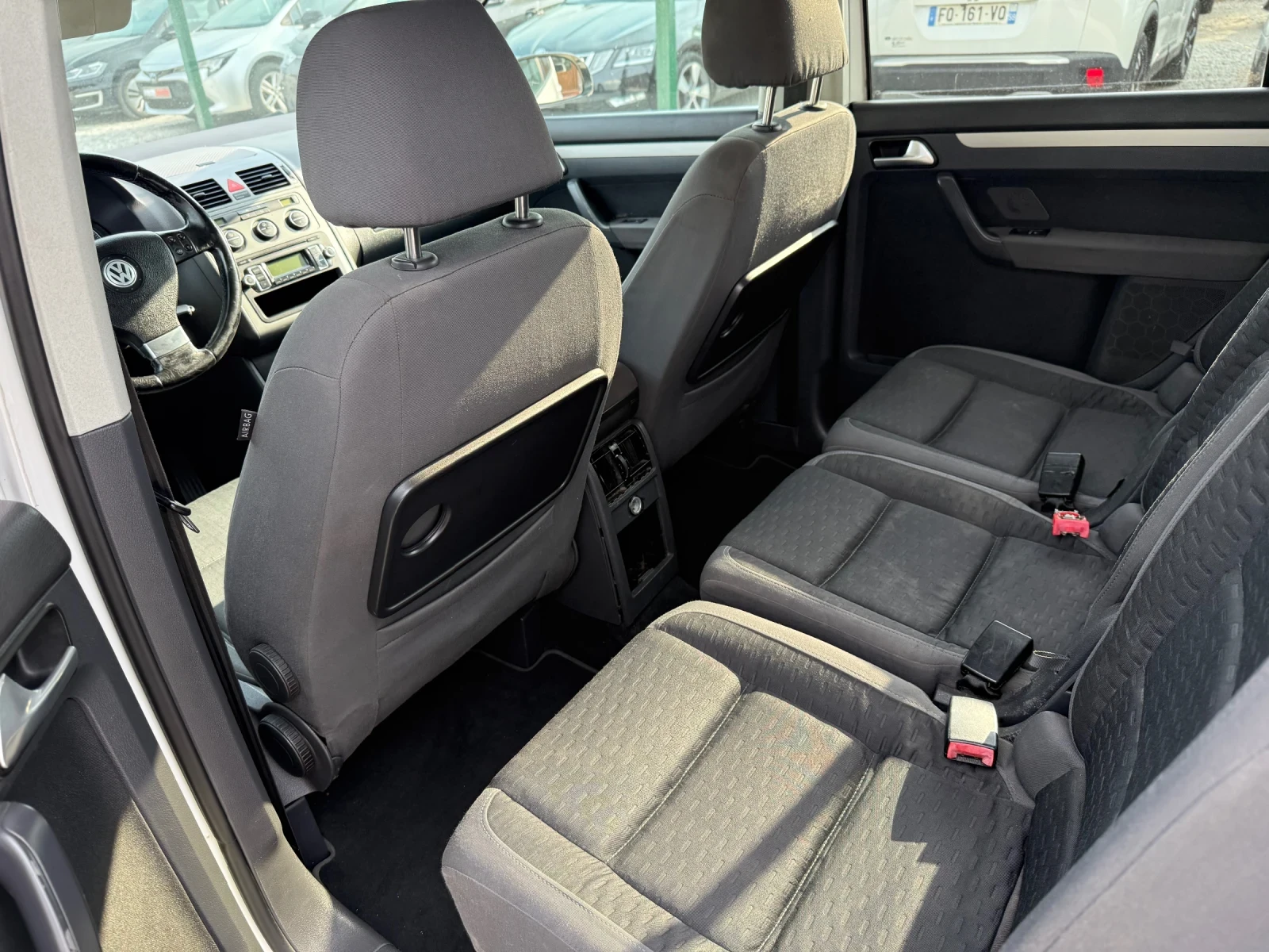VW Touran 2.0 BiFuel 7 места, снимка 7 - Автомобили и джипове - 55466410
