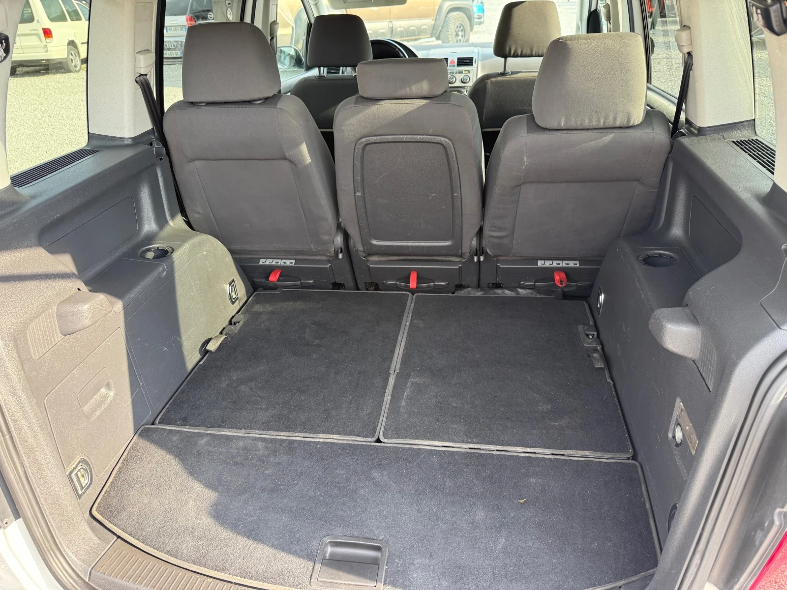 VW Touran 2.0 BiFuel 7 места, снимка 8 - Автомобили и джипове - 55466410