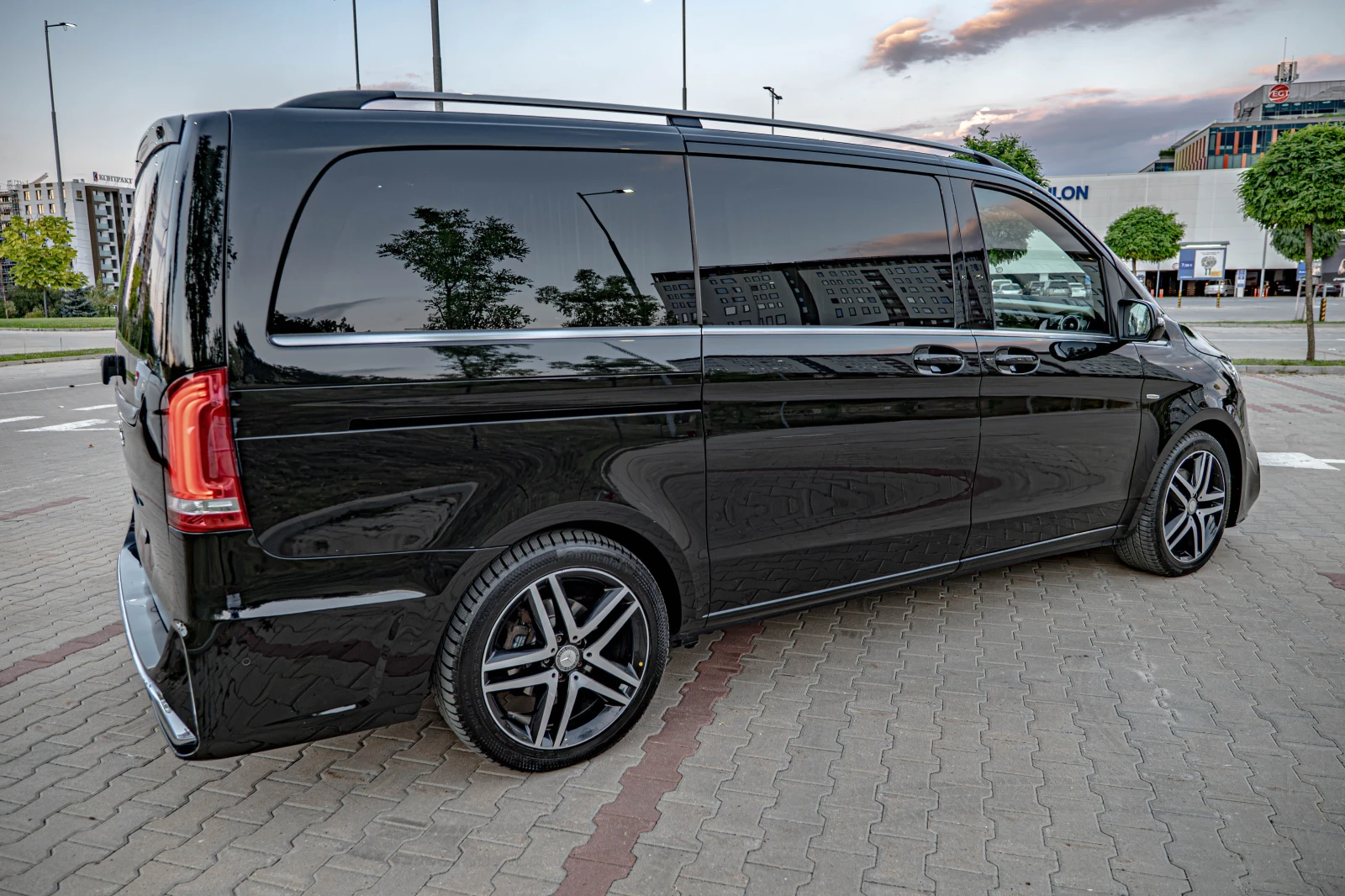 Mercedes-Benz V 300 4Matic/Maybach/Burmester/Камера 360/, снимка 5 - Автомобили и джипове - 55783507