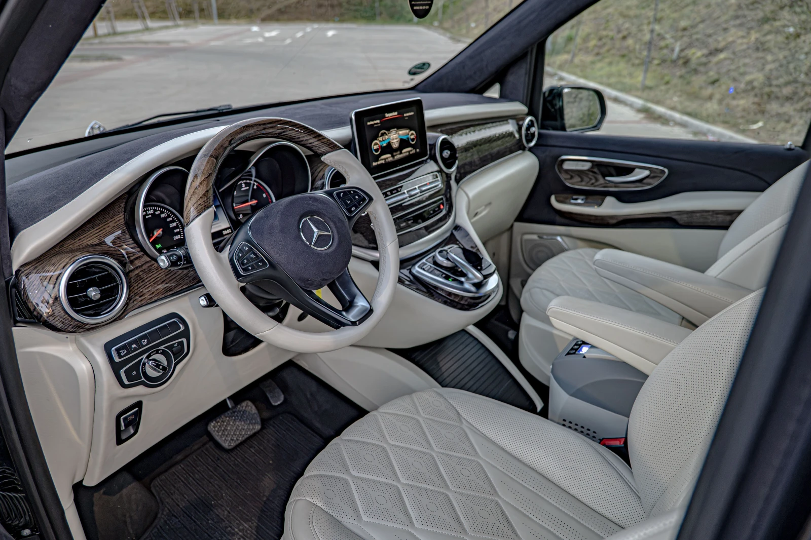 Mercedes-Benz V 300 4Matic/Maybach/Burmester/Камера 360/, снимка 6 - Автомобили и джипове - 55783507