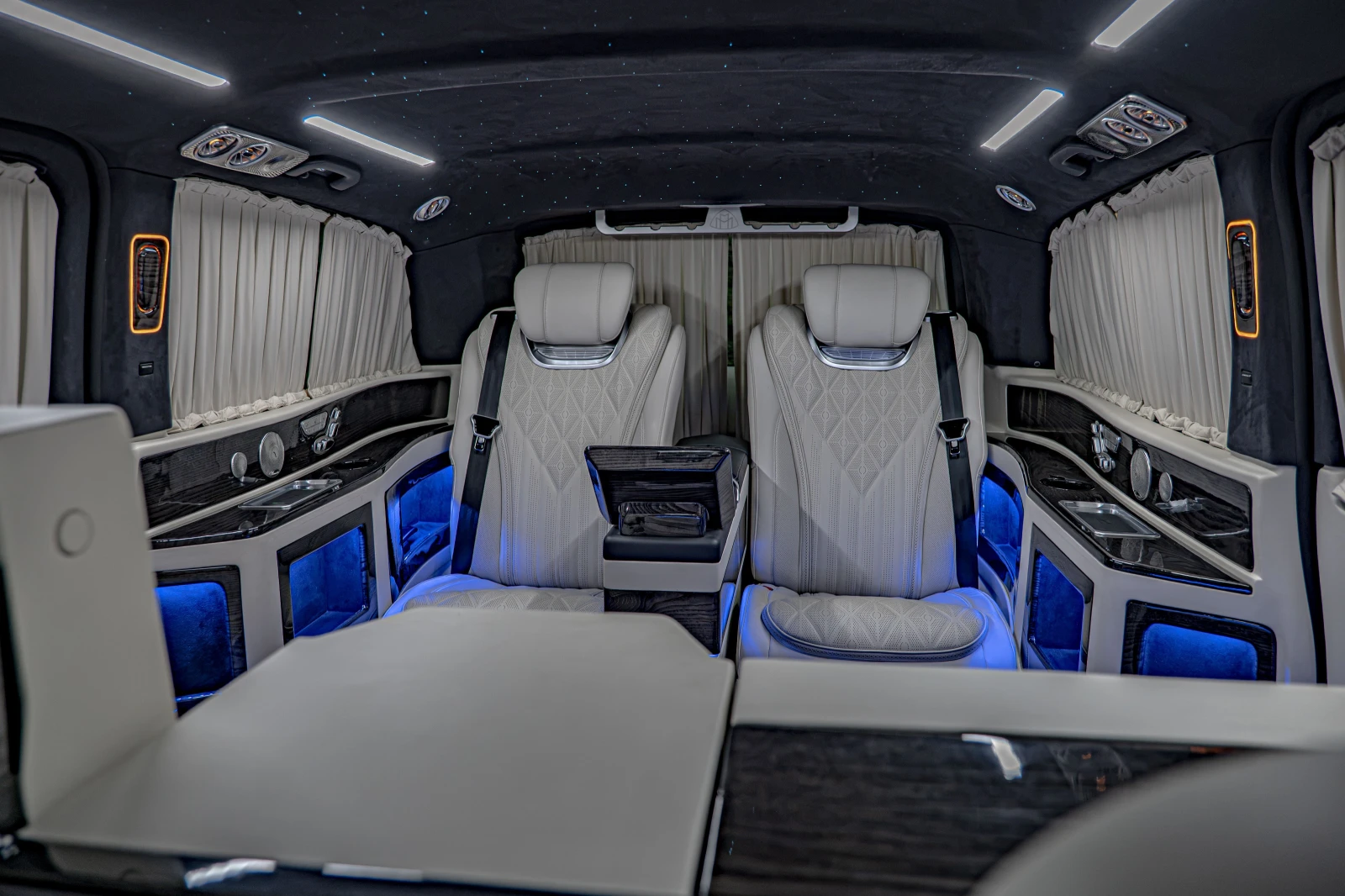 Mercedes-Benz V 300 4Matic/Maybach/Burmester/Камера 360/, снимка 11 - Автомобили и джипове - 55783507