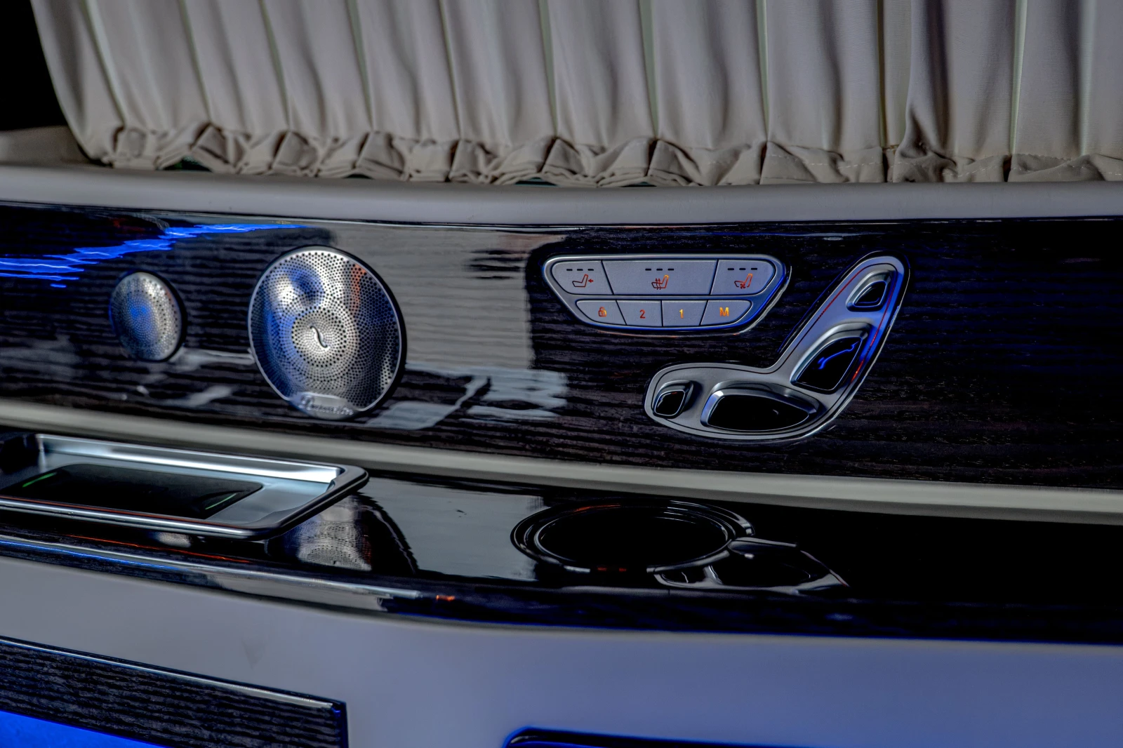 Mercedes-Benz V 300 4Matic/Maybach/Burmester/Камера 360/, снимка 14 - Автомобили и джипове - 55783507