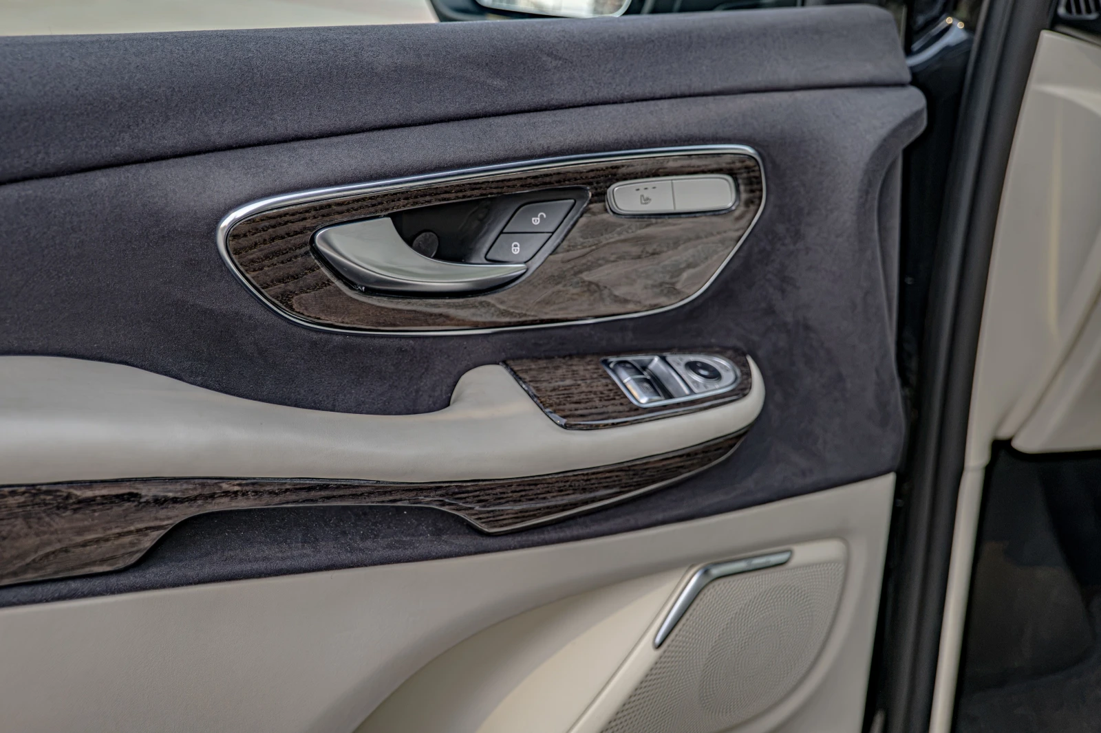 Mercedes-Benz V 300 4Matic/Maybach/Burmester/Камера 360/, снимка 8 - Автомобили и джипове - 55783507