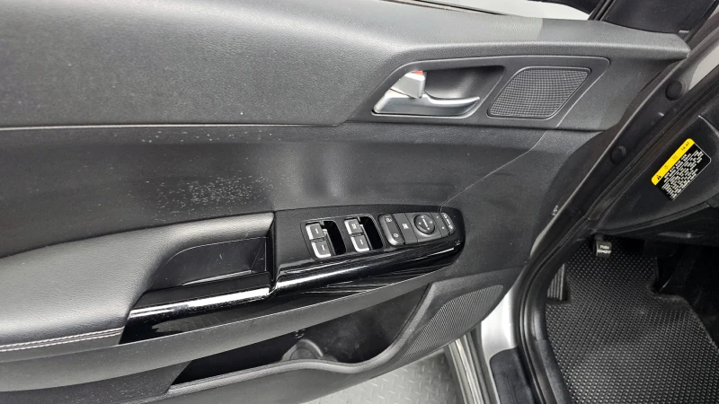 Kia Sportage 2.0 CRDI / АВТОМАТИК / СЕРВИЗНА ИСТОРИЯ !!!, снимка 14 - Автомобили и джипове - 53382382