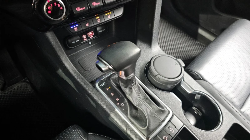 Kia Sportage 2.0 CRDI / АВТОМАТИК / СЕРВИЗНА ИСТОРИЯ !!!, снимка 13 - Автомобили и джипове - 53382382