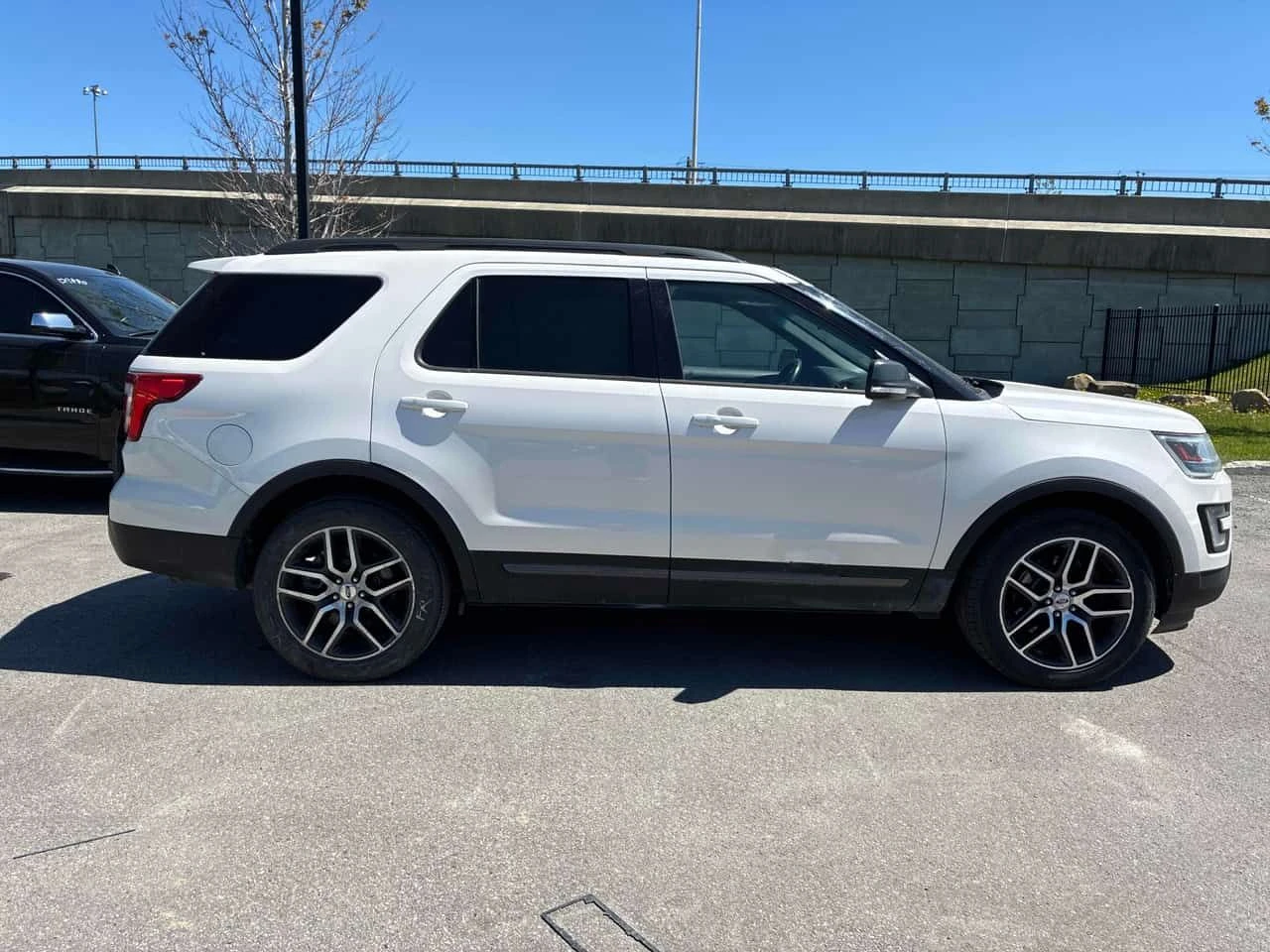 Ford Explorer * XLT * CARFAX * БЕЗ ПЪРВОНАЧАЛНА ВНОСКА, снимка 3 - Автомобили и джипове - 54651460