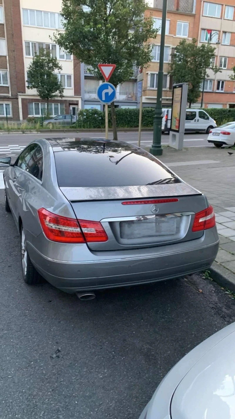 Mercedes-Benz E 220, снимка 12 - Автомобили и джипове - 51896033