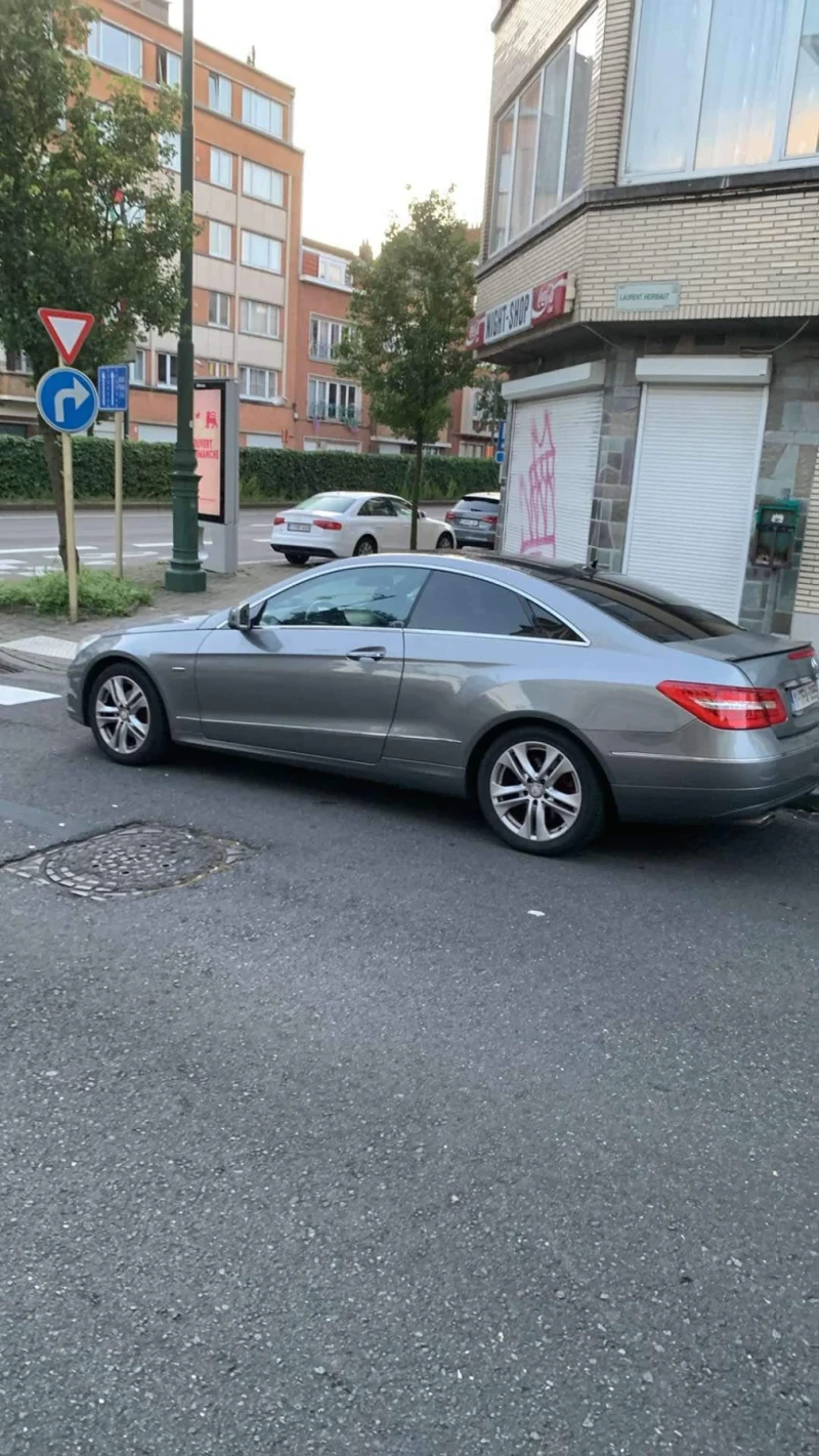Mercedes-Benz E 220, снимка 11 - Автомобили и джипове - 51896033
