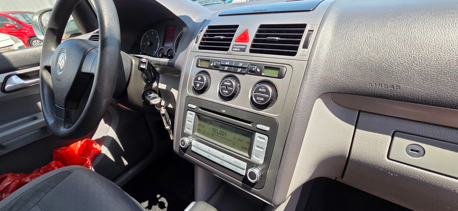 VW Touran 1.9TDI 105к.с АВТОМАТ - изображение 9