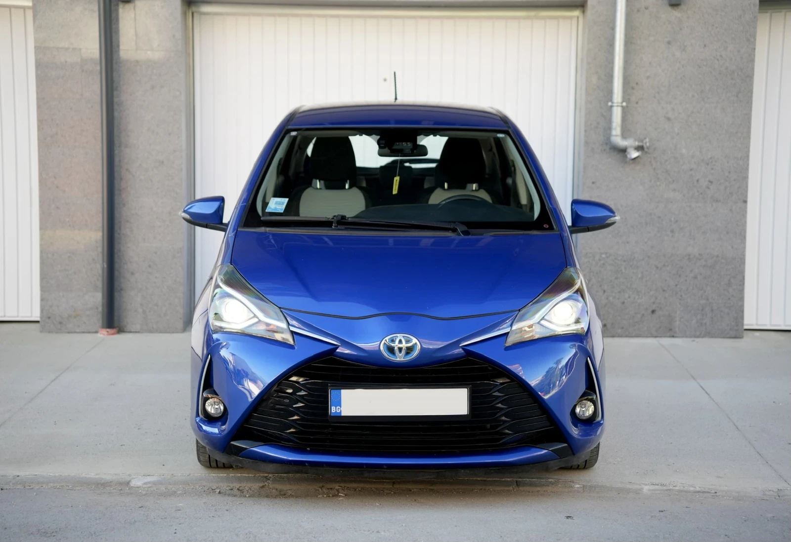 Toyota Yaris 1.5 Hybrid* Chic* В ГАРАНЦИЯ* Camera* Distronic, снимка 2 - Автомобили и джипове - 54540646