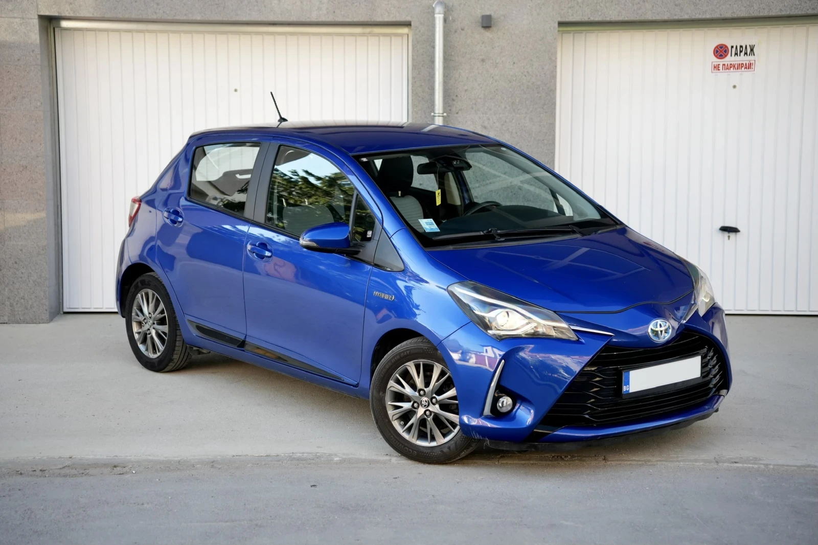Toyota Yaris 1.5 Hybrid* Chic* В ГАРАНЦИЯ* Camera* Distronic, снимка 3 - Автомобили и джипове - 54540646