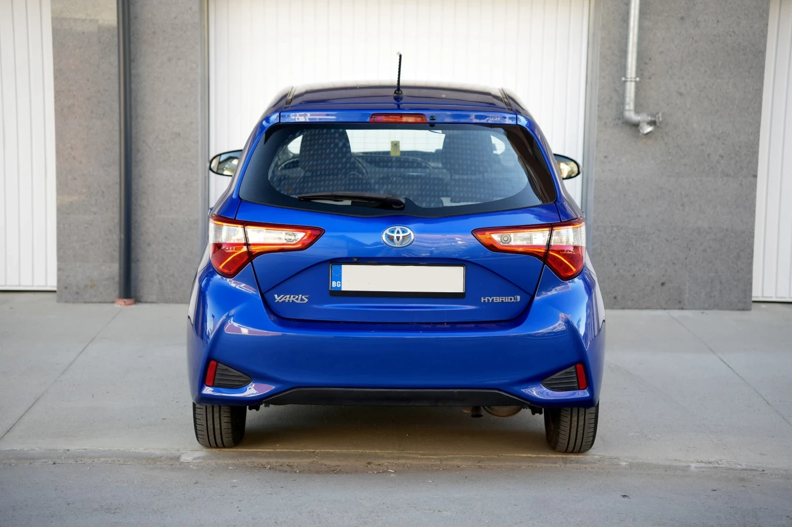 Toyota Yaris 1.5 Hybrid* Chic* В ГАРАНЦИЯ* Camera* Distronic, снимка 5 - Автомобили и джипове - 54540646