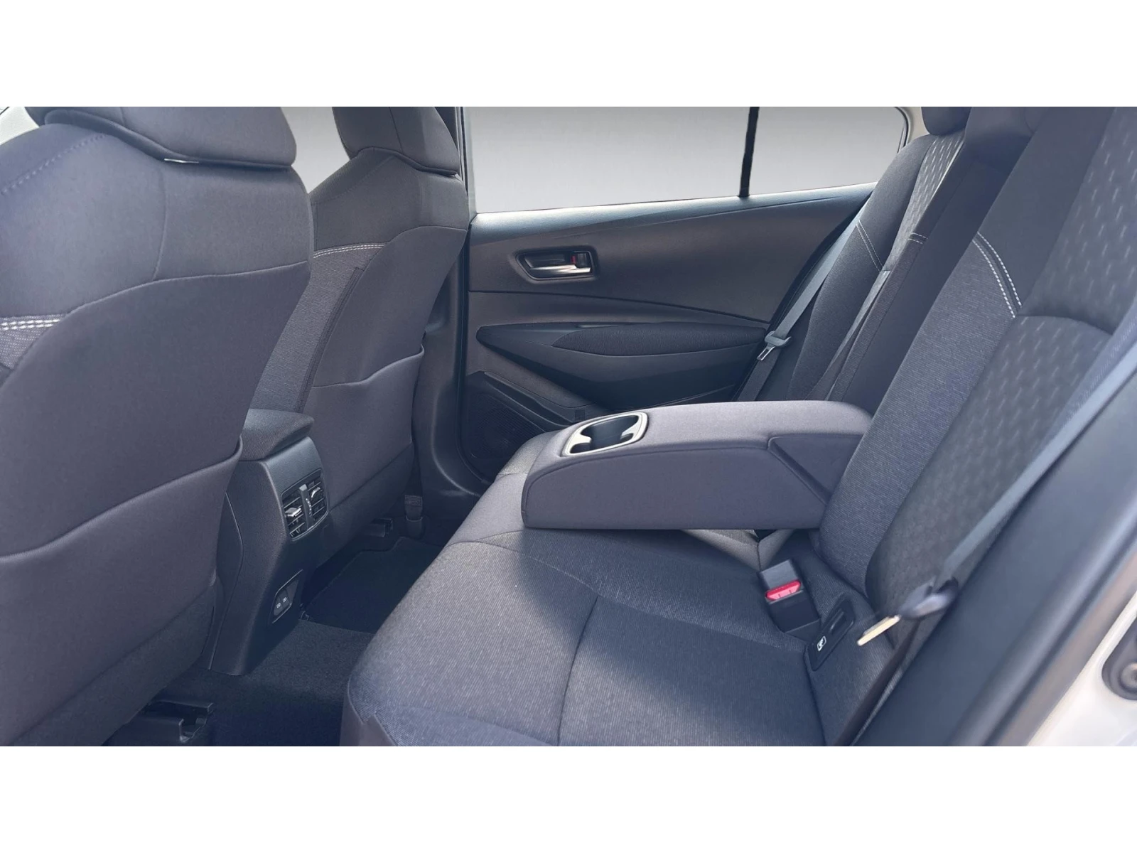 Toyota Corolla 1.5 6MT 123кс EXECUTIVE, Месечна вноска от 125  , снимка 11 - Автомобили и джипове - 54776010
