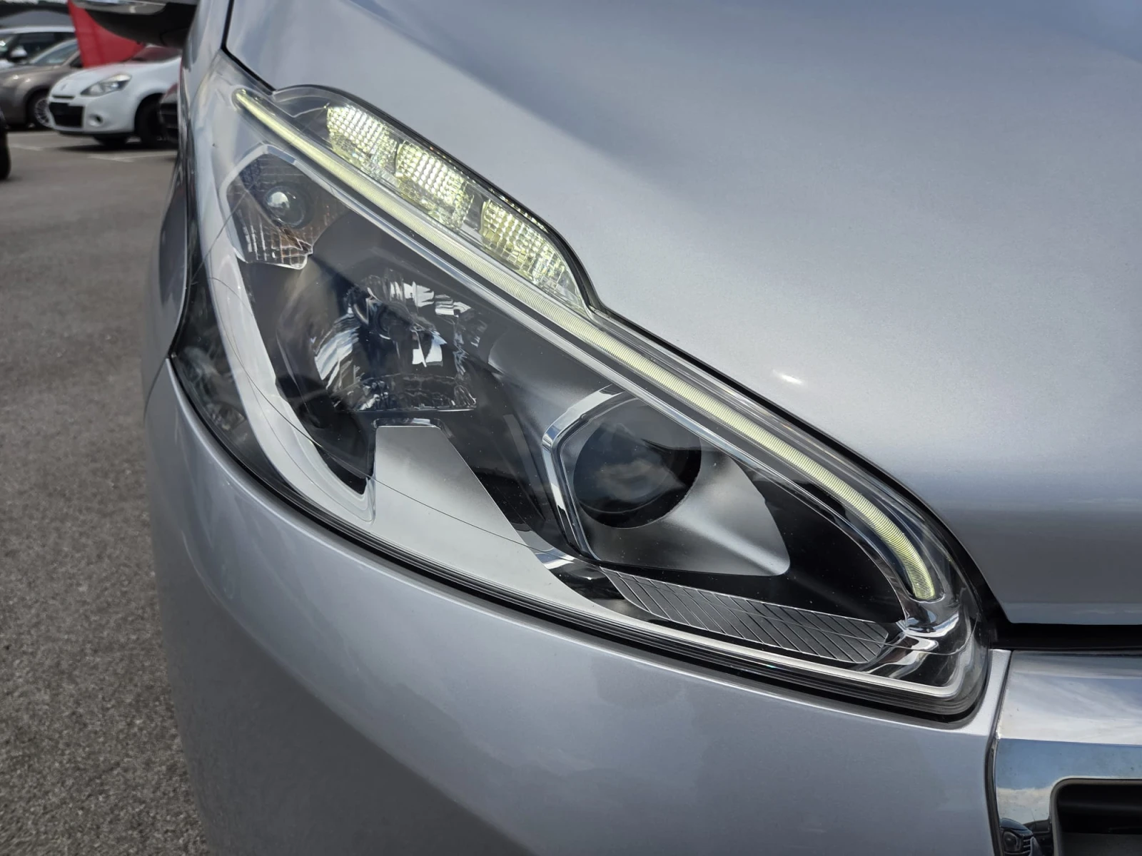 Peugeot 208 1.2 GPL, снимка 14 - Автомобили и джипове - 54878484