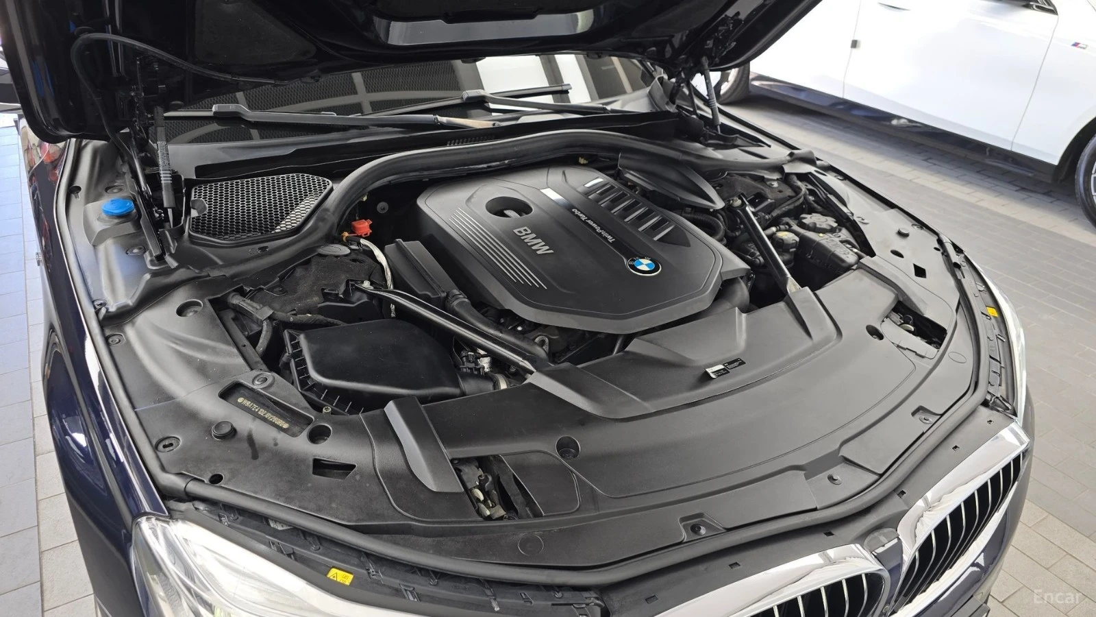 BMW 740 Li Xdrive* MSPORT* HEAD UP* 360* ОБДУХВ* ТВ* МАСАЖ, снимка 5 - Автомобили и джипове - 55468449