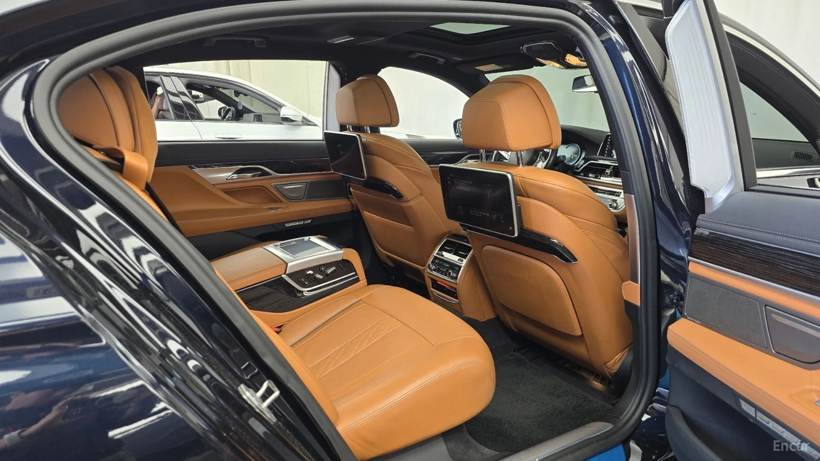 BMW 740 Li Xdrive* MSPORT* HEAD UP* 360* ОБДУХВ* ТВ* МАСАЖ, снимка 11 - Автомобили и джипове - 55468449