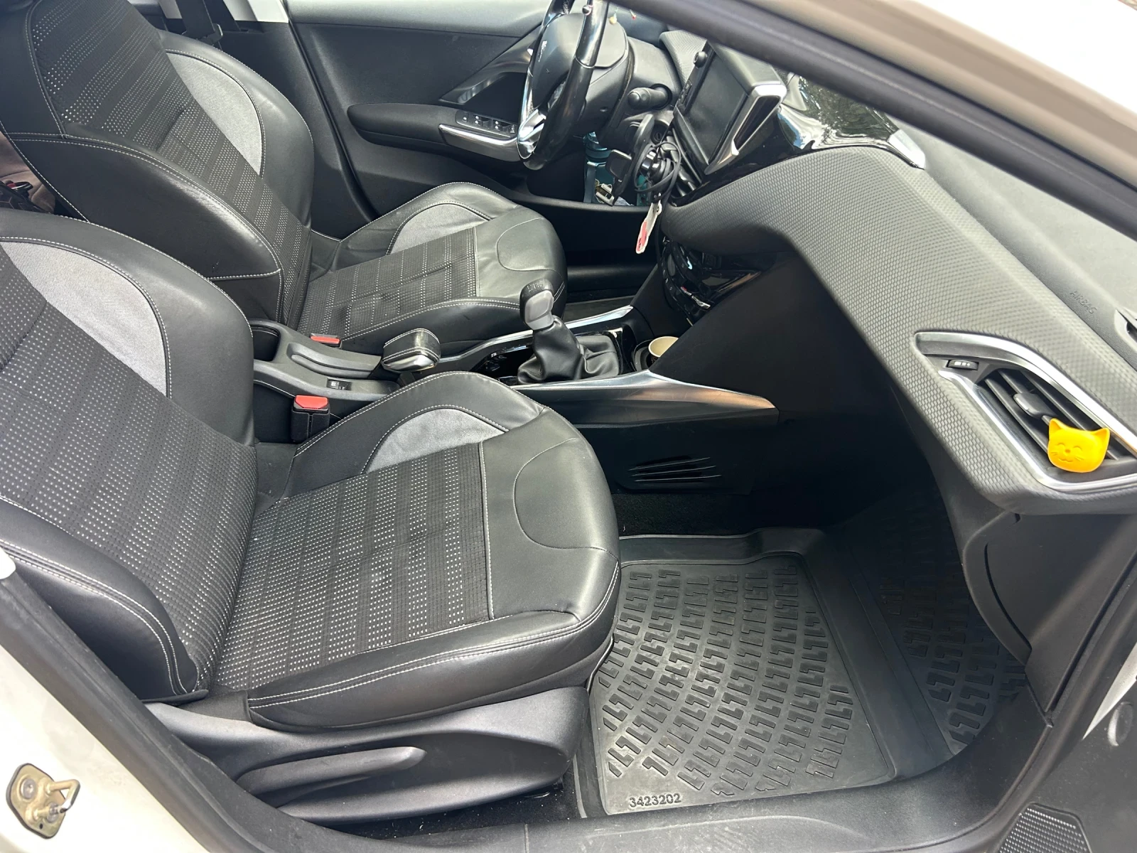 Peugeot 2008 Allure, снимка 5 - Автомобили и джипове - 56269336